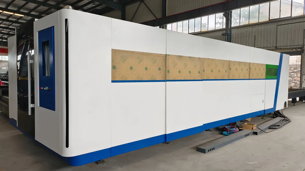 Lasermachine voor het snijden van metaal met gesloten beschermende hoes en snij snelheid 0-40 m/min 0