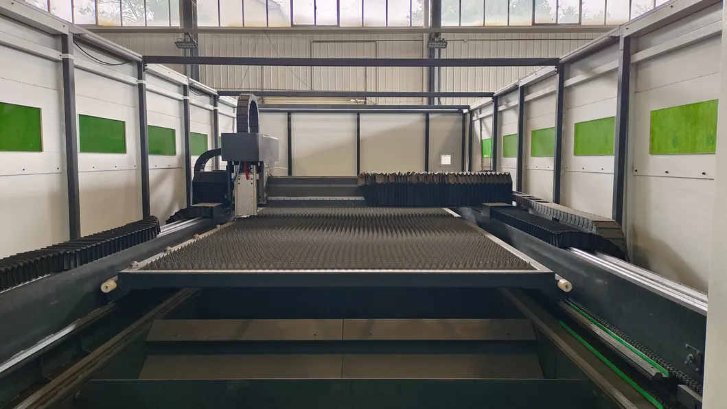 Lasermachine voor het snijden van metaal met gesloten beschermende hoes en snij snelheid 0-40 m/min 2